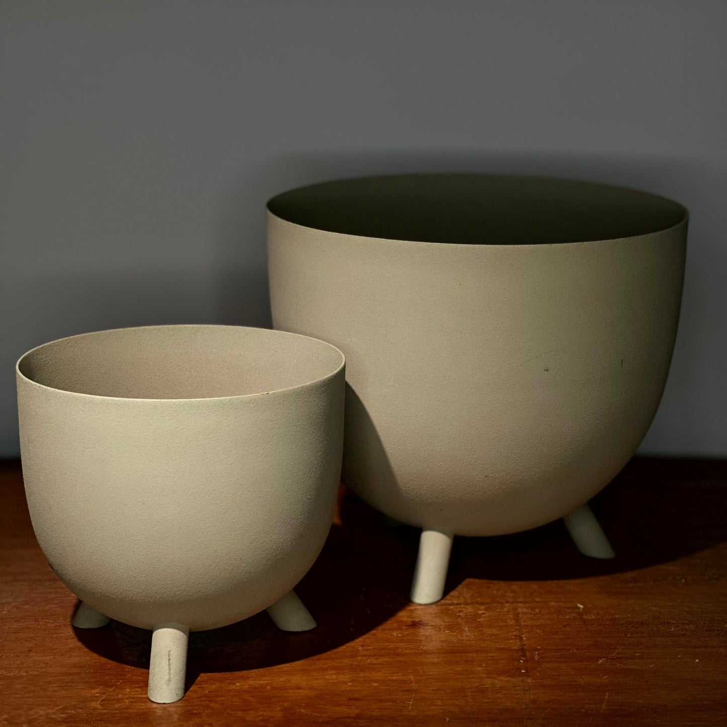 Macetero Minimalista Beige con Patas