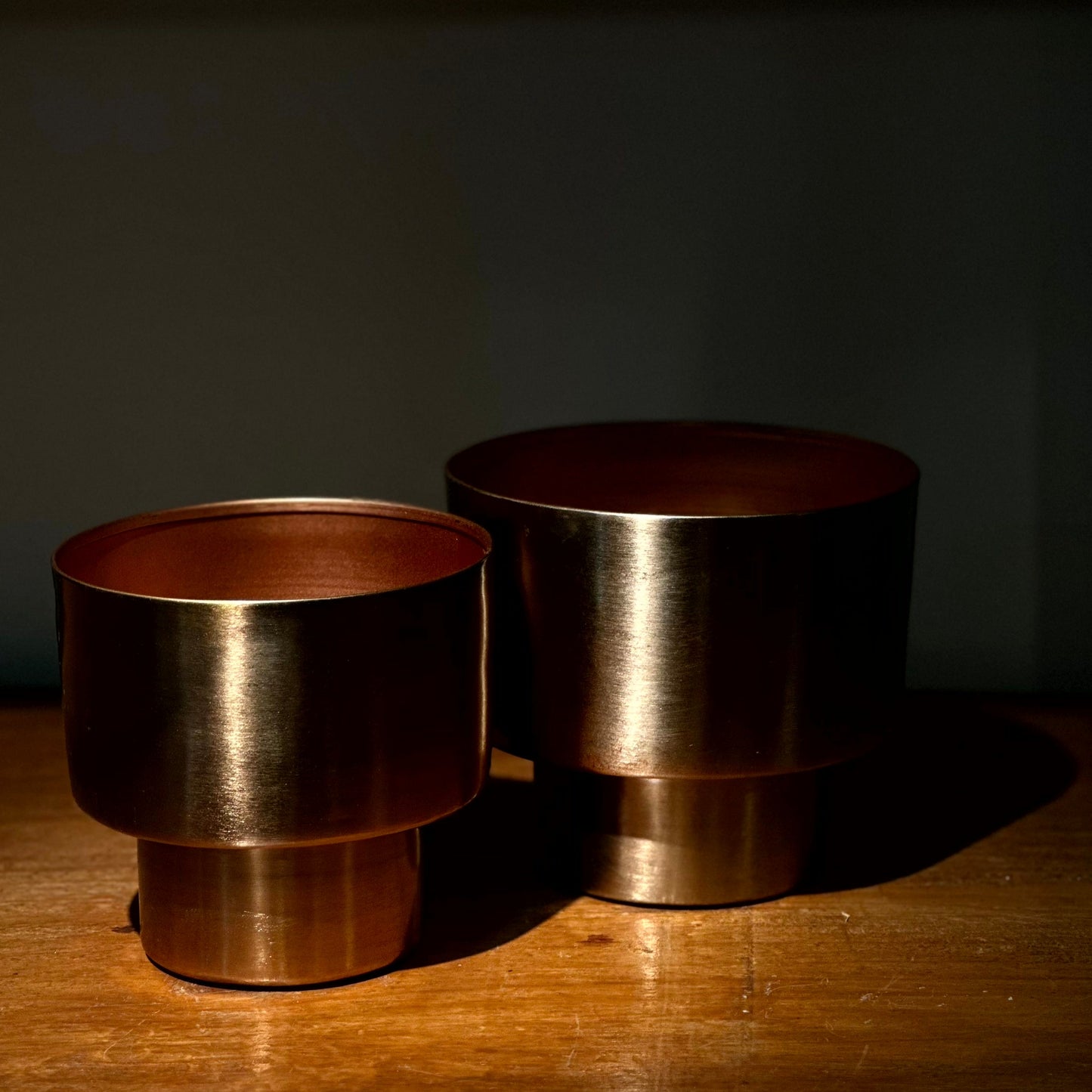 Macetero Metálico Cobre con Base Elevada