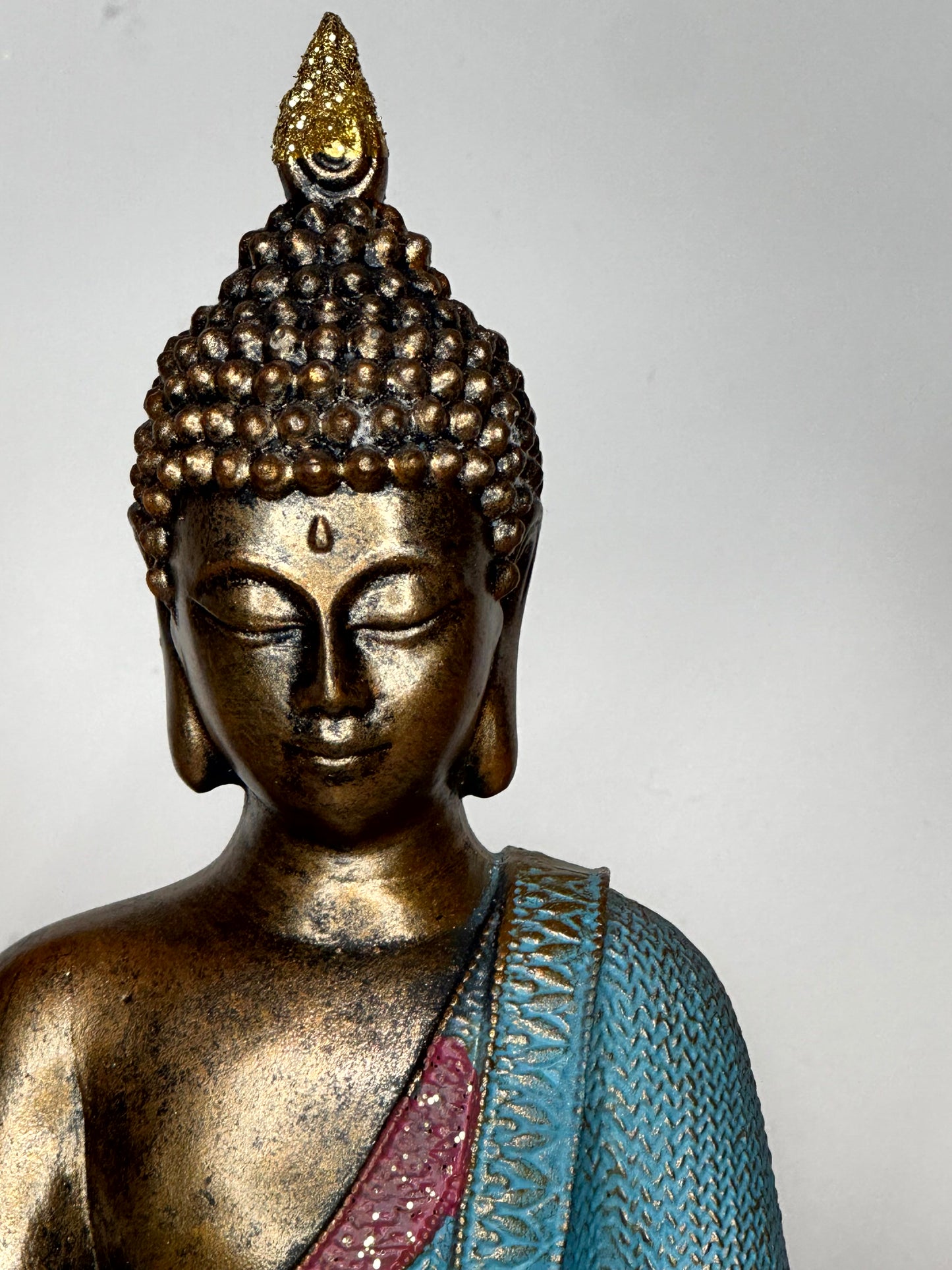 Figura Buda Sentado con Túnica Turquesa