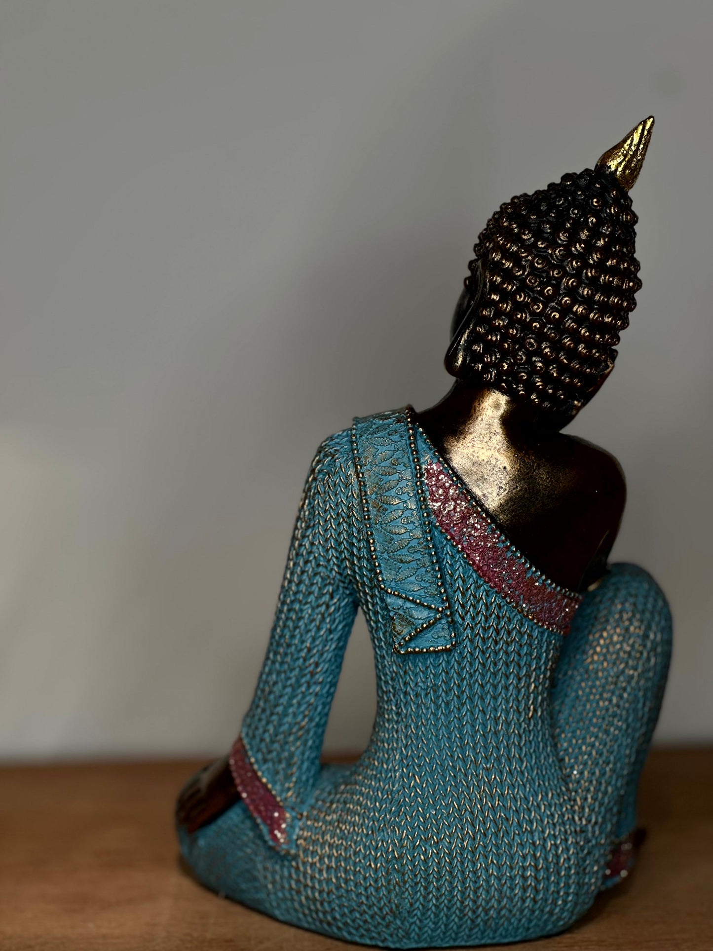 Figura Buda Descansando con Túnica Turquesa
