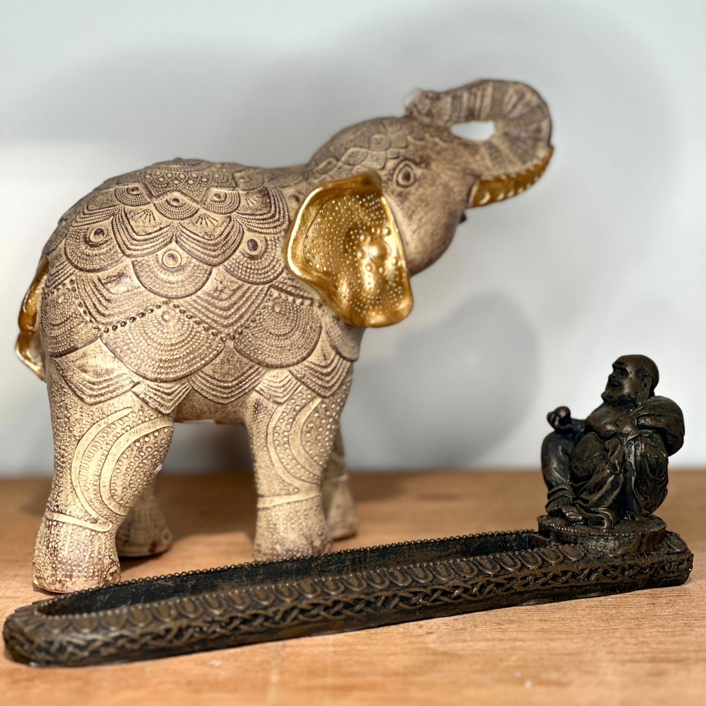 Porta Incienso Hoja con Monje Dorado