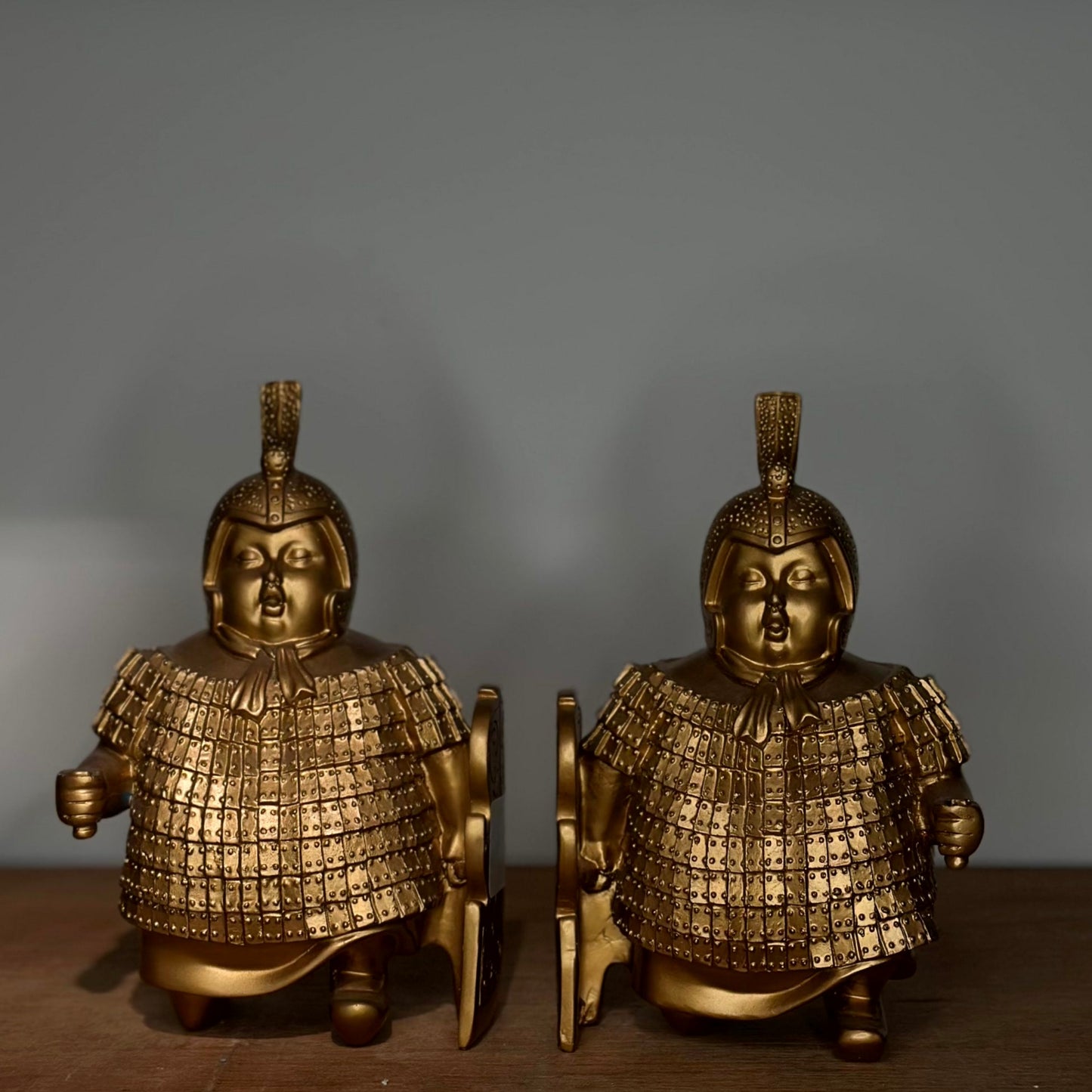 Apoya Libros Guerrero Dorado - Set Decorativo