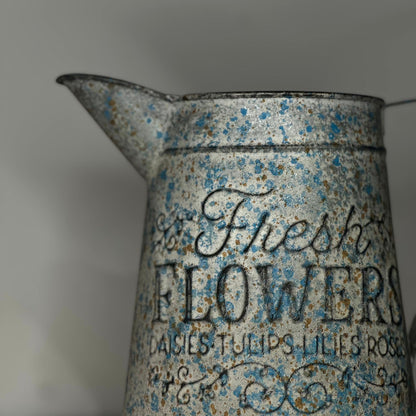 Florero Vintage Azul con Relieve “Fresh Flowers”