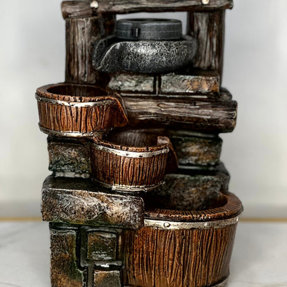 Fuente de Agua Rústica con Vasijas y Troncos