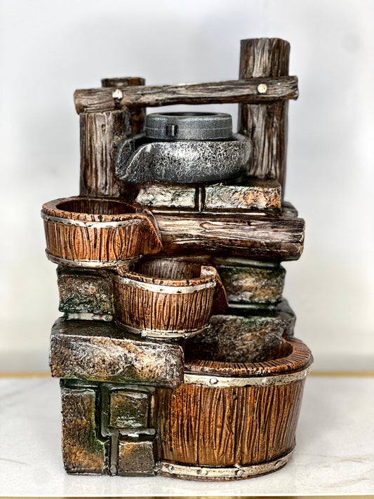 Fuente de Agua Rústica con Vasijas y Troncos