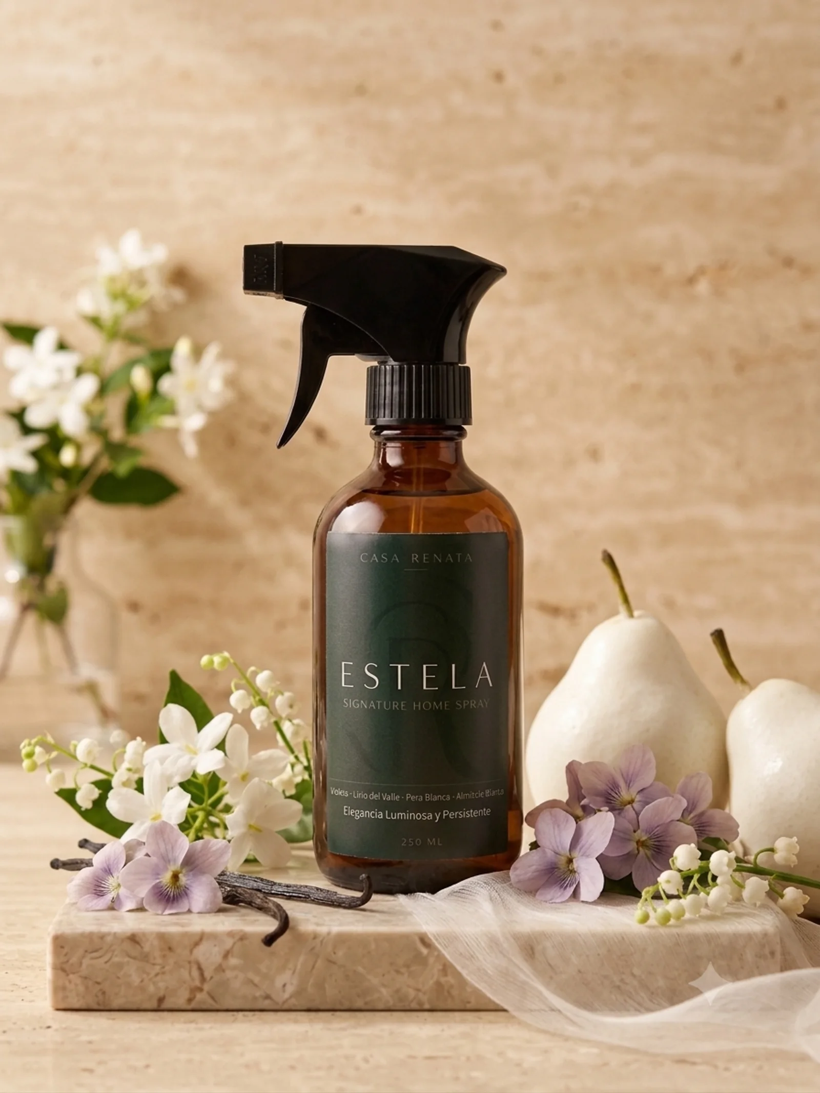 Home spray Estela de Casa Renata sobre mármol, con lirio del valle, violeta y pera