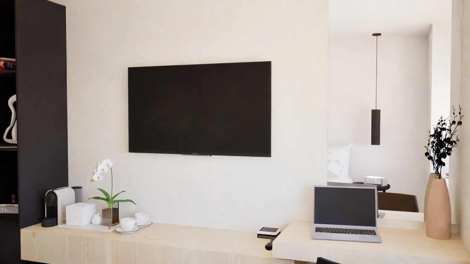 Dormitorio principal con TV y escritorio