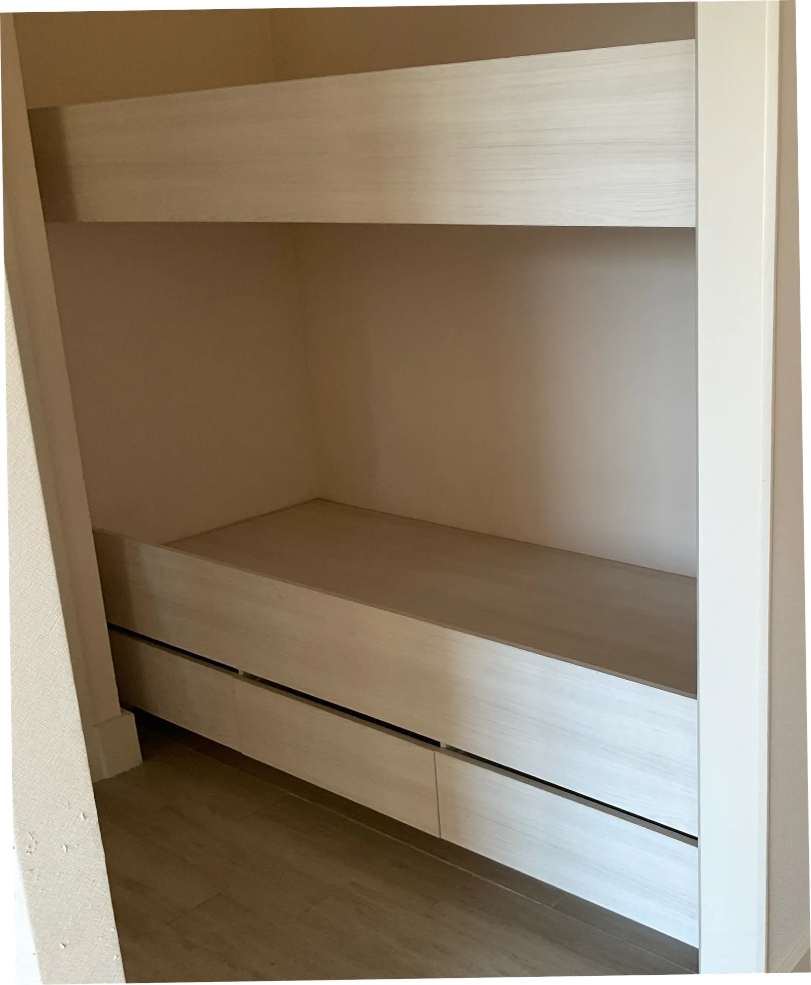 Foto real del camarote del segundo dormitorio, vacío antes del styling