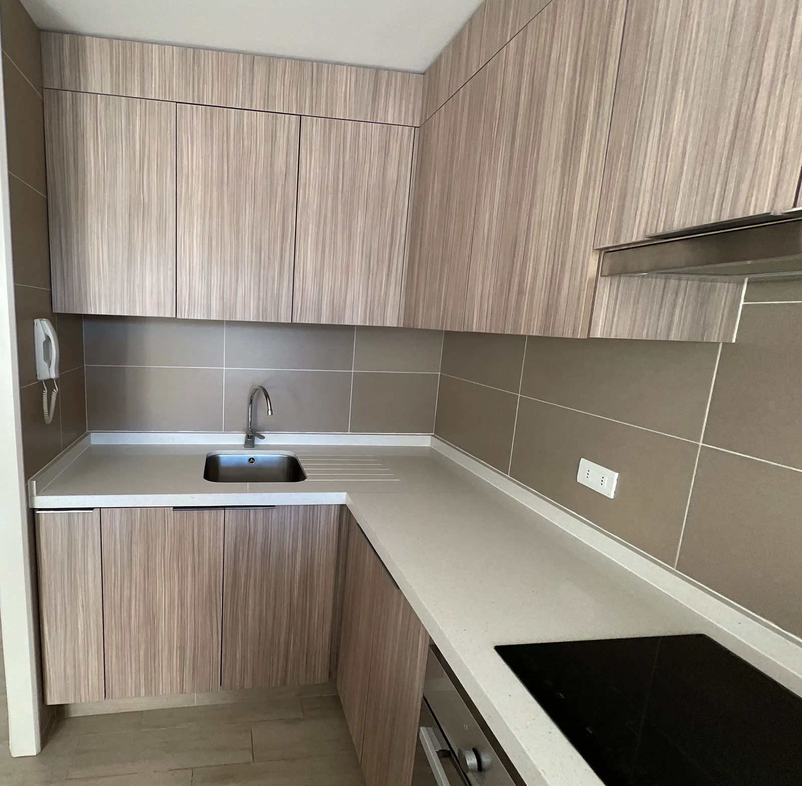 Foto real de la cocina del departamento, recién terminada y sin decorar