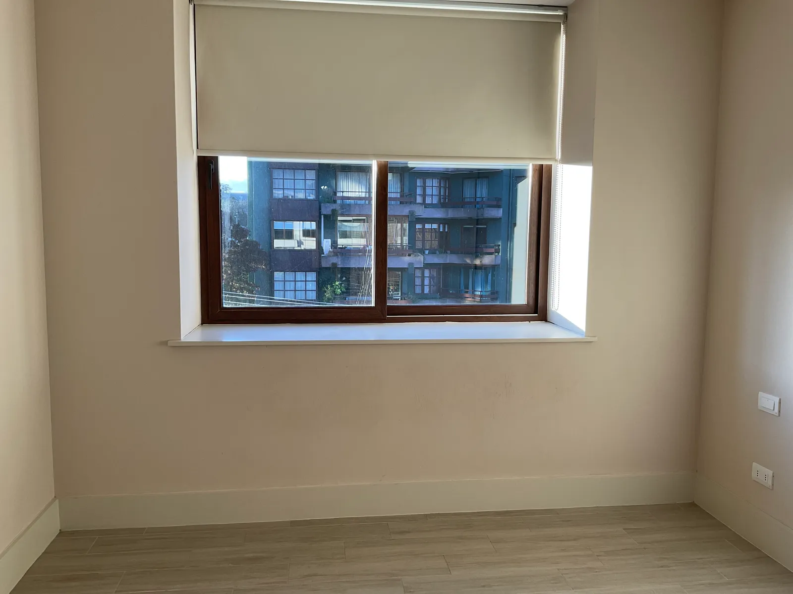 Foto real del dormitorio principal vacío, antes del styling