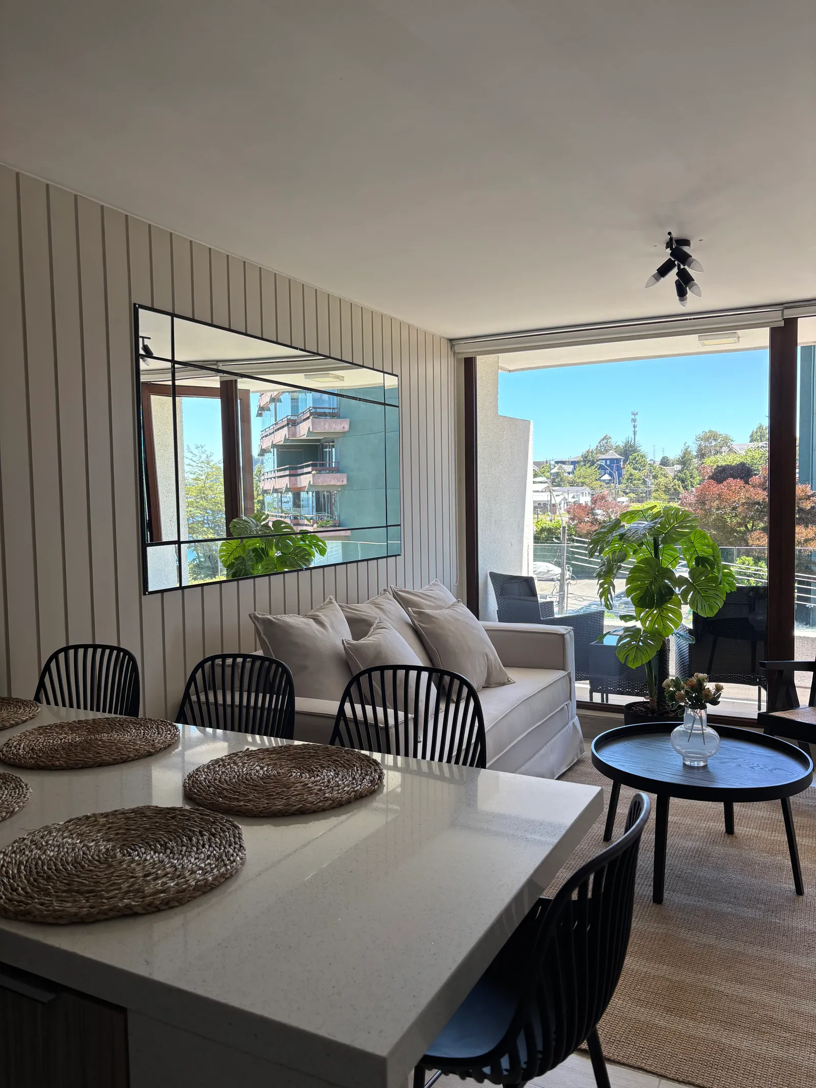 Foto real del living decorado con acceso a la terraza