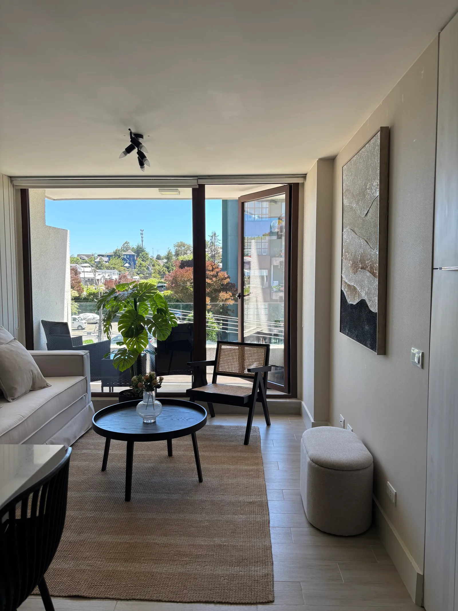Foto real de la terraza decorada, con vista al lago Llanquihue