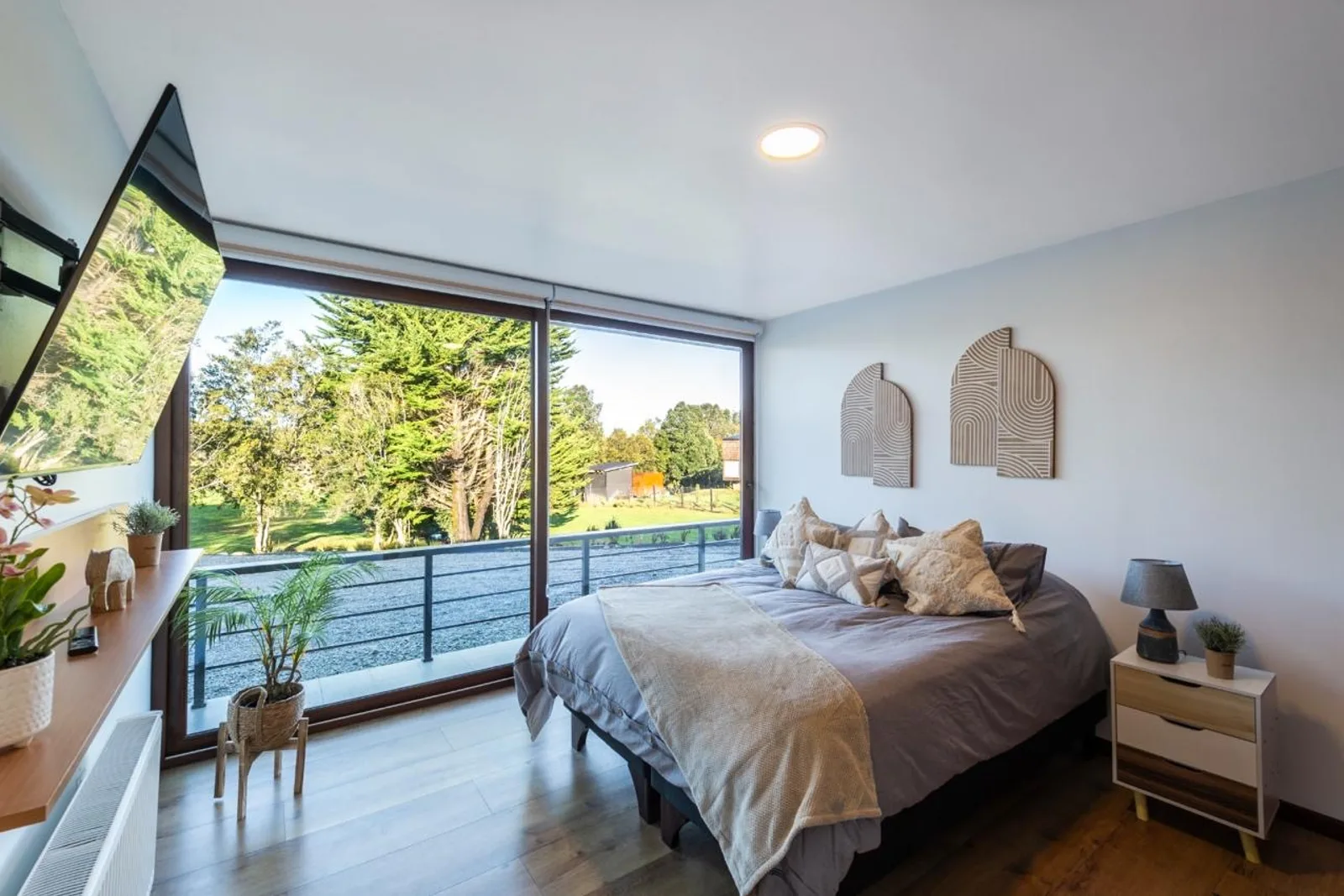 Dormitorio luminoso con vista al bosque