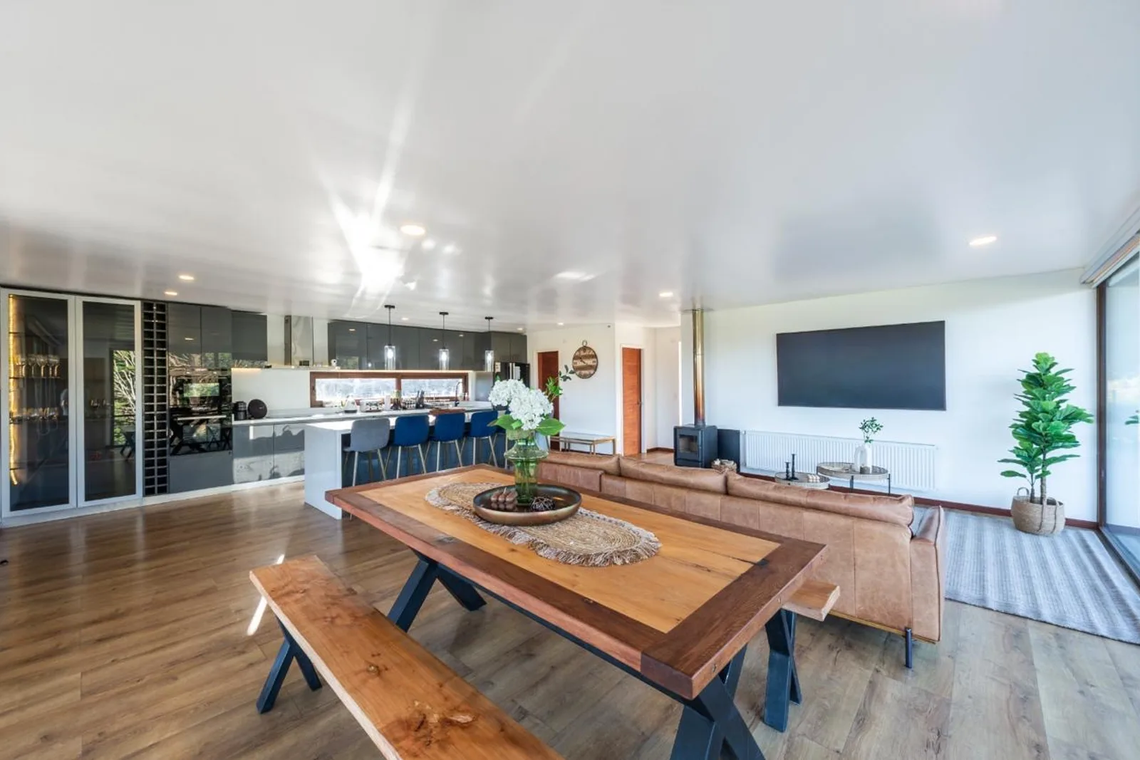 Living y cocina de Casa Las Tranqueras con vista al bosque